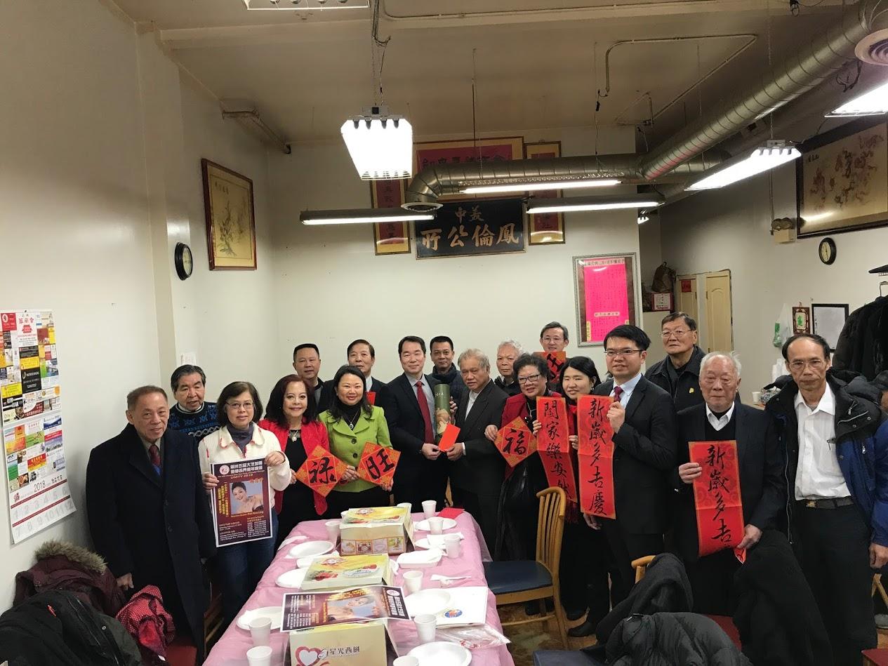 何處長一行拜會鳳倫公所