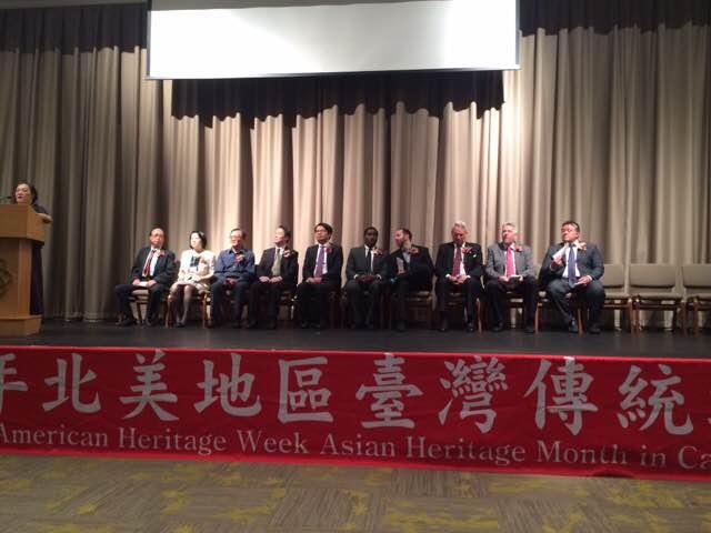 Director General Calvin Ho (Seated 4th from the left) and other dignitaries prior to the FOCA performance.