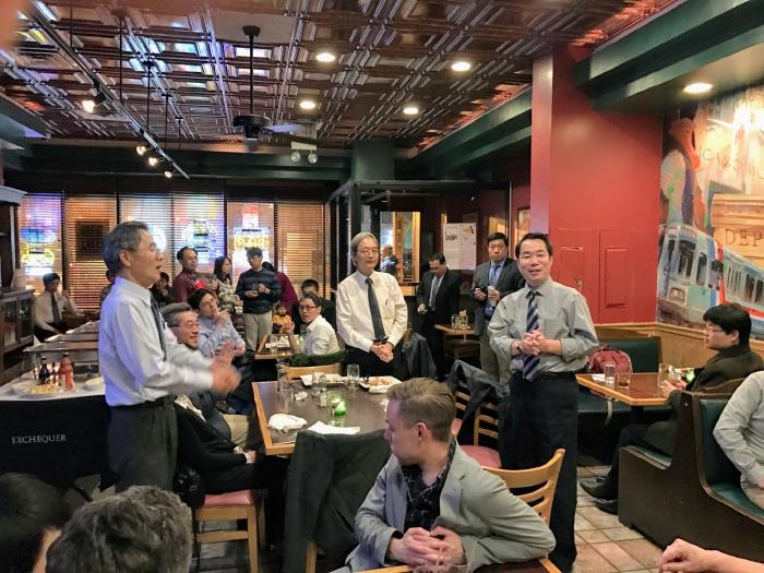 Director General Calvin Ho (1st standing from right) speaks at the dinner with MPSA’s Taiwanese scholars