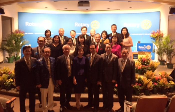 駐芝加哥辦事處處長何震寰(前排右2)、扶輪社前國際總會長黃其光(中排右2)與本年度來自台灣的全體AKS入會社員夫婦合影。