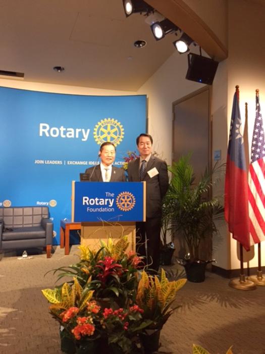 駐芝加哥辦事處處長何震寰(前排右2)、扶輪社前國際總會長黃其光(中排右2)與本年度來自台灣的全體AKS入會社員夫婦合影。