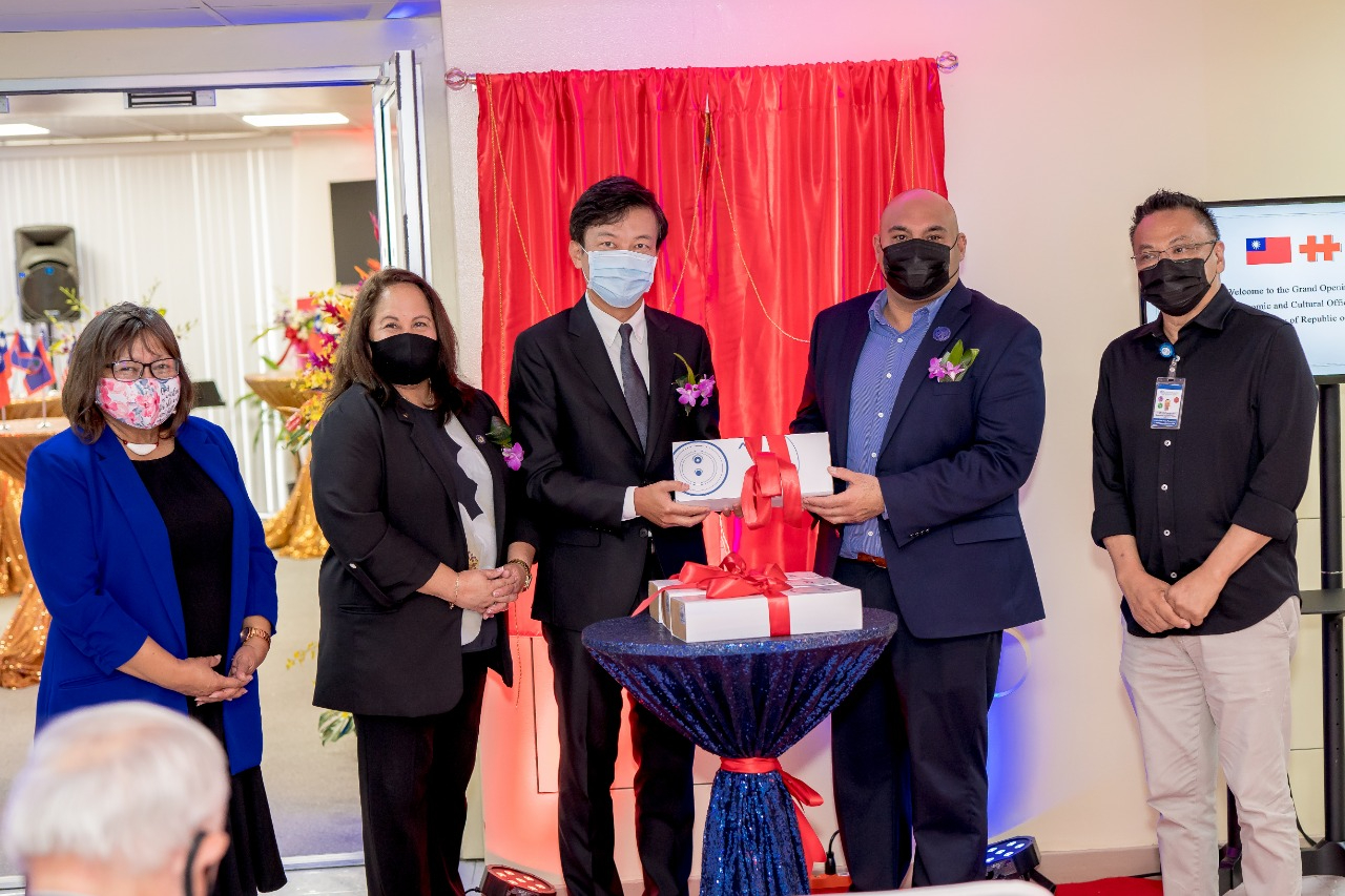 陳處長代表我政府贈關島體溫熱像儀四台