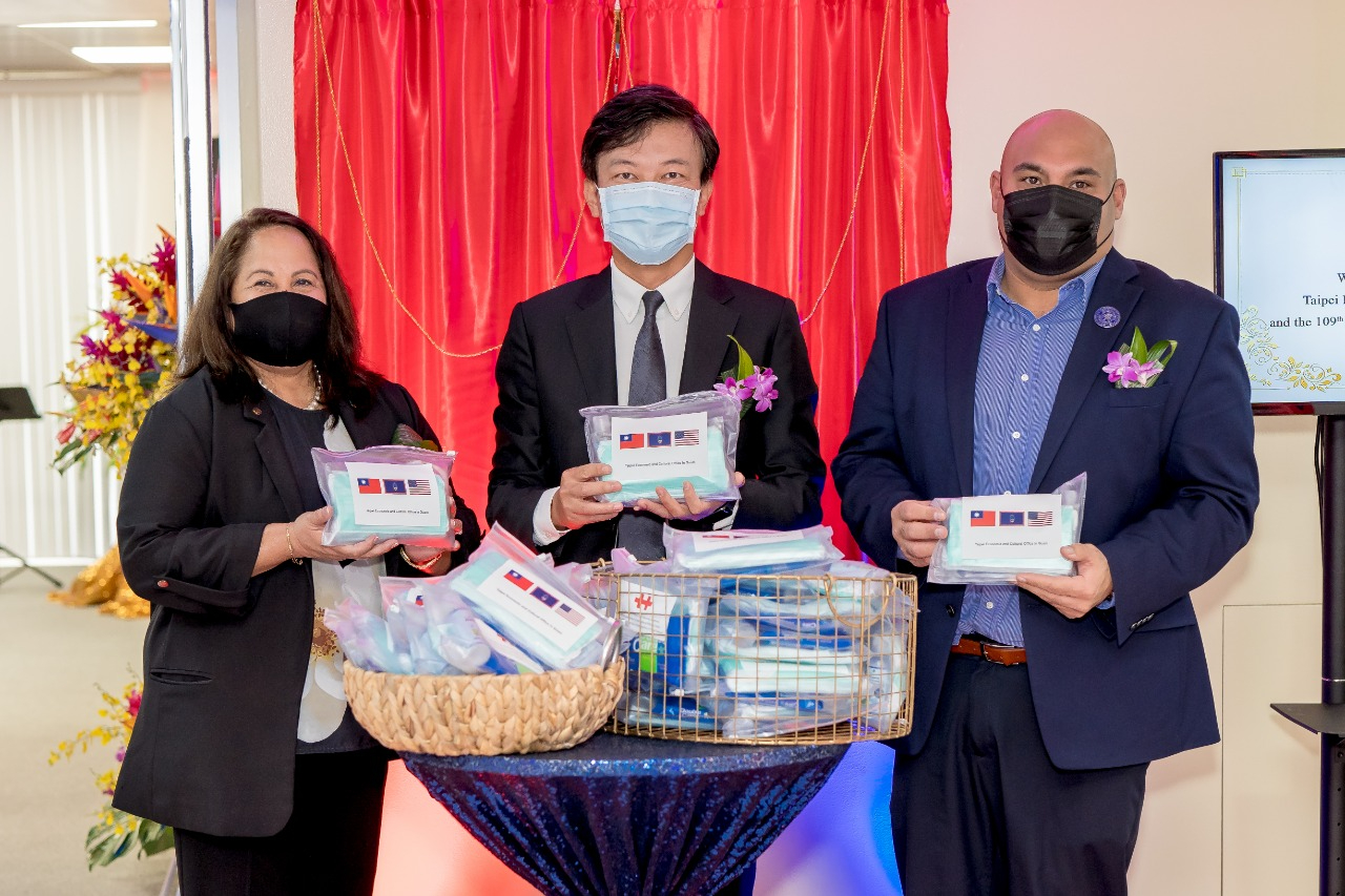 陳處長代表我政府贈關島防疫包