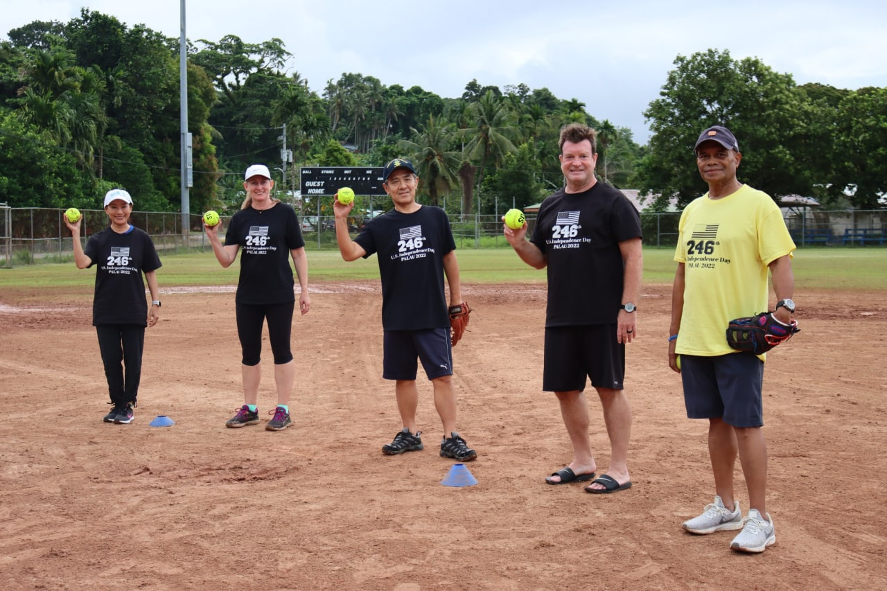駐帛琉大使館黎大使倩儀參加美國獨立紀念日壘球錦標賽(The 246th US Independence Day softball tournament)
（圖）美國、澳洲、日本駐帛琉大使及帛琉基建部長合影