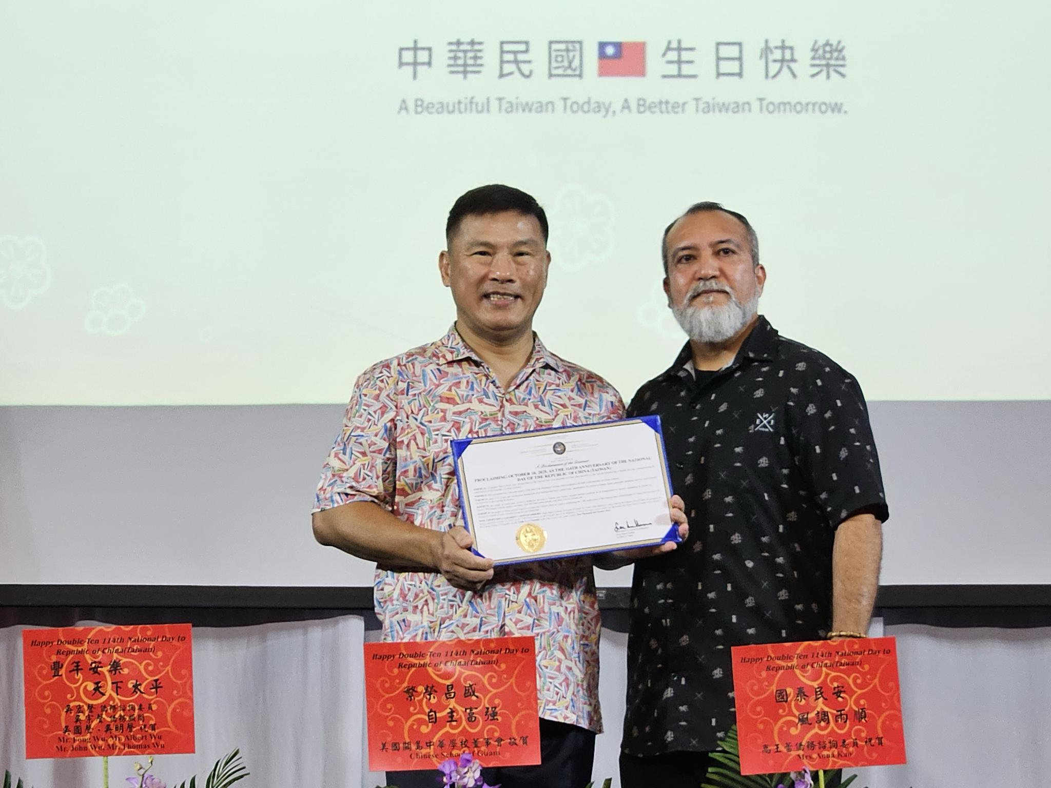 關島總督府副幕僚長Clynton E. Ridgell代表古蕾露總督(Lourdes A. Leon Guerrero)致贈慶祝中華民國(台灣) 114年國慶賀狀