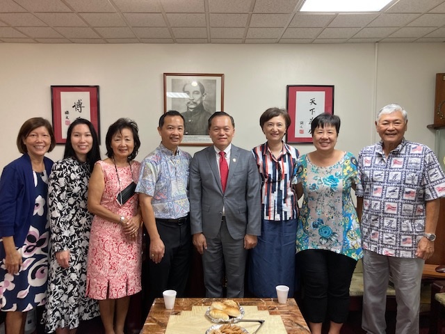 2022年10月29日林暉程處長夫婦拜會夏威夷中華總會館獲主席甘錦雄(左四)熱烈歡迎並招待茶點