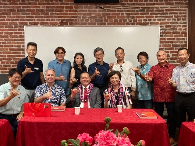 2022年10月29日林暉程處長夫婦拜會夏威夷中華總商會，並與會長高俊生(前排左二) ˴前任會長及幹部等人座談
