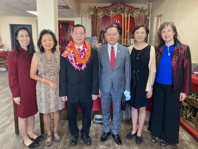 2023年1月1日林暉程處長夫婦拜會夏威夷國安會館獲新任主席新任主席Cheves Terai(中左)熱烈歡迎