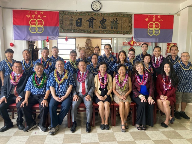 2023年1月1日林暉程處長夫婦拜會夏威夷四邑會館˴夏威夷以義堂並與四邑會館主席駱健坡˴以義堂主席趙天成(前排左二˴三)及主要幹部合影