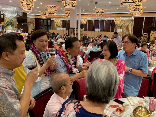 2022年11月23日林暉程處長夫婦在夏威夷中華總會館會長甘錦雄(左)陪同下向與會嘉賓敬酒寒暄。