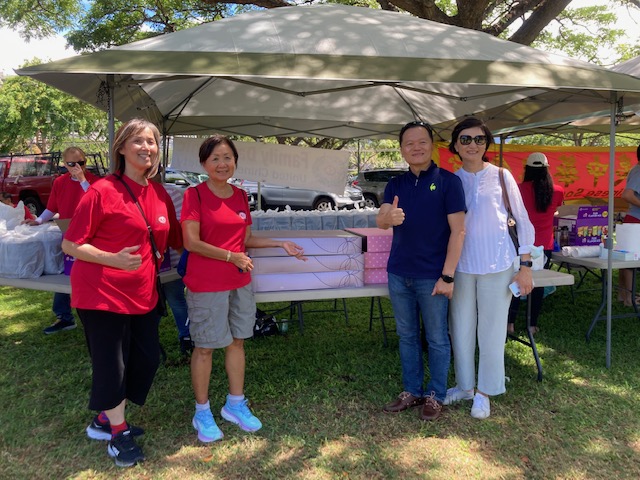 2023年7月16日林處長暉程夫婦應邀參加夏威夷中華總會館舉辦家庭日野餐大會由該會會長歐瑞瑜(左2)與副會長蔡梅麗(左1)歡迎接待