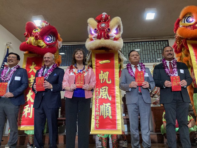 2024年1月7日林暉程處長應邀參加夏威夷中華總會館新任主席及職員就職茶會，與主席蔡梅麗(中) ˴檀香山市市長Rick Blangiardi(左2)˴夏州眾議員Daniel Holt(左)，及市議員Tylor Dos-Santos Tam(右)，共同接受祥獅獻瑞