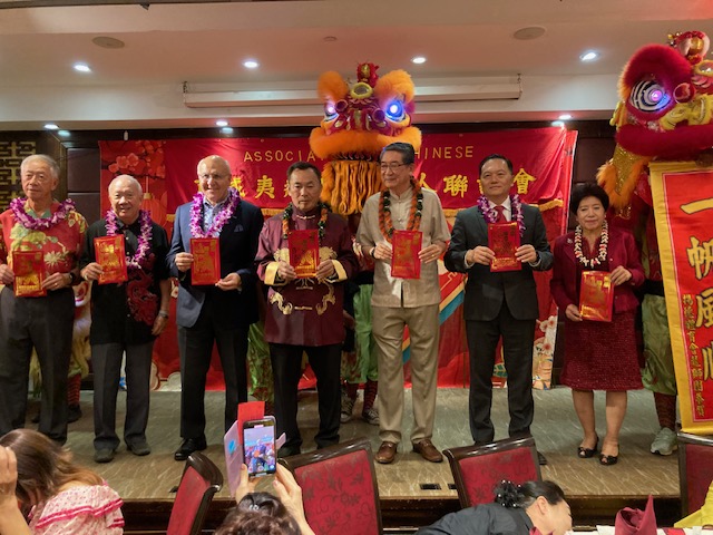 2024年2月18日林暉程處長應邀出席夏威夷越棉寮華人聯誼會新春晚宴, 並與檀香山市長Rick Blangiardi(左三)˴檀香山市議員Calvin Say(左二)˴夏威夷越棉寮華人聯誼會主席陳啟邦(右三)˴副會長沈戴佩芳(右一)及總理沈文洲(中)共同接受舞獅獻瑞