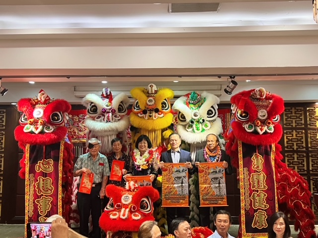 2024年3月30日林暉程處長與「四大都會館」會長梁毛美如˴副會長程建明(右1)等人一同接受祥獅獻瑞,並向與會來賓祝賀新春愉快。