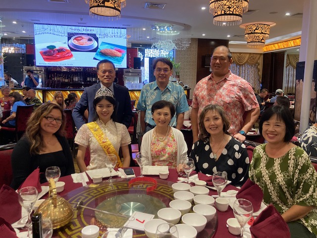 2024年5月4日林暉程處長夫婦(後排左˴前排中)在晚宴中與夏威夷中華總會館會長蔡梅麗(前排右二)˴夏威夷中華總商會會長楊漢輝(後排右)˴副會長馮賽源(後排中)˴夏威夷四大都會館會長毛梁美如(前排右一)等僑領及2024年水仙花皇后Shuyao Ye(前排左二)熱絡交誼