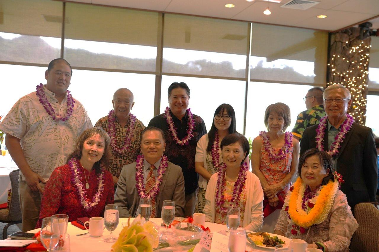 2024年5月4日林暉程處長夫婦(前排左二˴前排右二)在午宴中與夏威夷中華總會館會長蔡梅麗(前排左一)˴夏威夷中華總商會會長楊漢輝(後排左一)˴檀香山市議員Calvin Say(後排左二)˴程族同宗會會長Sharlene Chun (前排右一)等僑領熱絡交誼