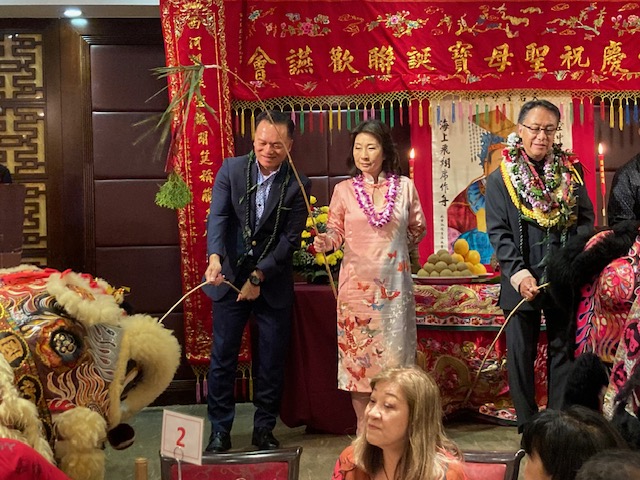 2024年5月19日林處長暉程(左)於林西河堂慶祝聖母寶誕聯歡晚宴與會長譚偉添(右)及夏威夷州副州長Sylvia Luke (中)共同接受祥獅獻瑞