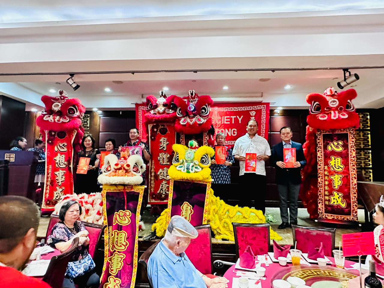 
Director General Richard Lin has a group photo with President Ken Po Lock of See Yup Benevolent Society, President Tin Shing Chao of Yee Yee Tong and leaders of the Chinese American community at the banquet on June 11, 2023.
