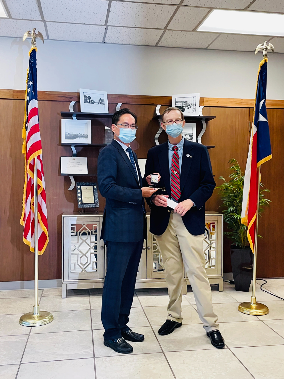 羅復文處長訪問德州牛港市（City of Port Lavaca），於市政廳接受市長斐洛（Jack Whitlow） 頒贈市鑰及該市成立100週年紀念幣，表彰台美經貿關係及深厚人民友誼。