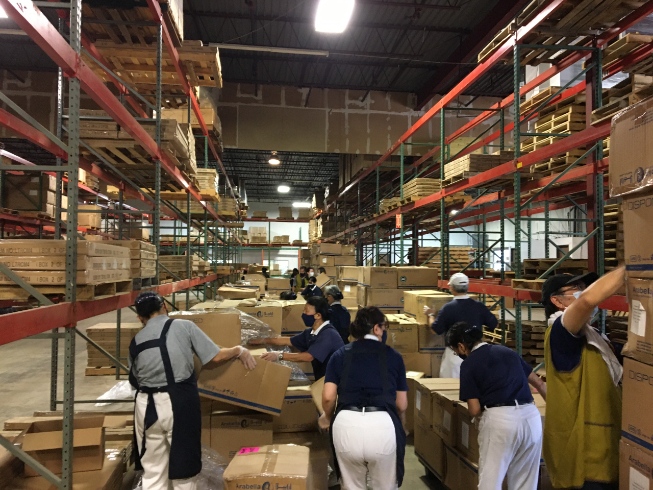 慈濟基金會達拉斯分會志工協助裝箱打包防護衣