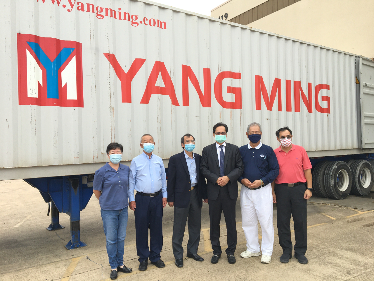 羅復文處長與慈濟基金會達拉斯分會凌源良執行長、陽明海運羅振雄總經理、陳世修僑務委員、牟呈華僑務諮詢委員及孟敏寬僑務諮詢委員等合影