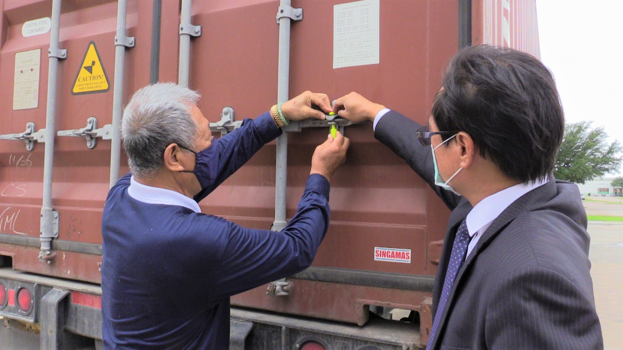 羅復文處長與慈濟基金會達拉斯分會凌源良執行長共同封櫃啟運