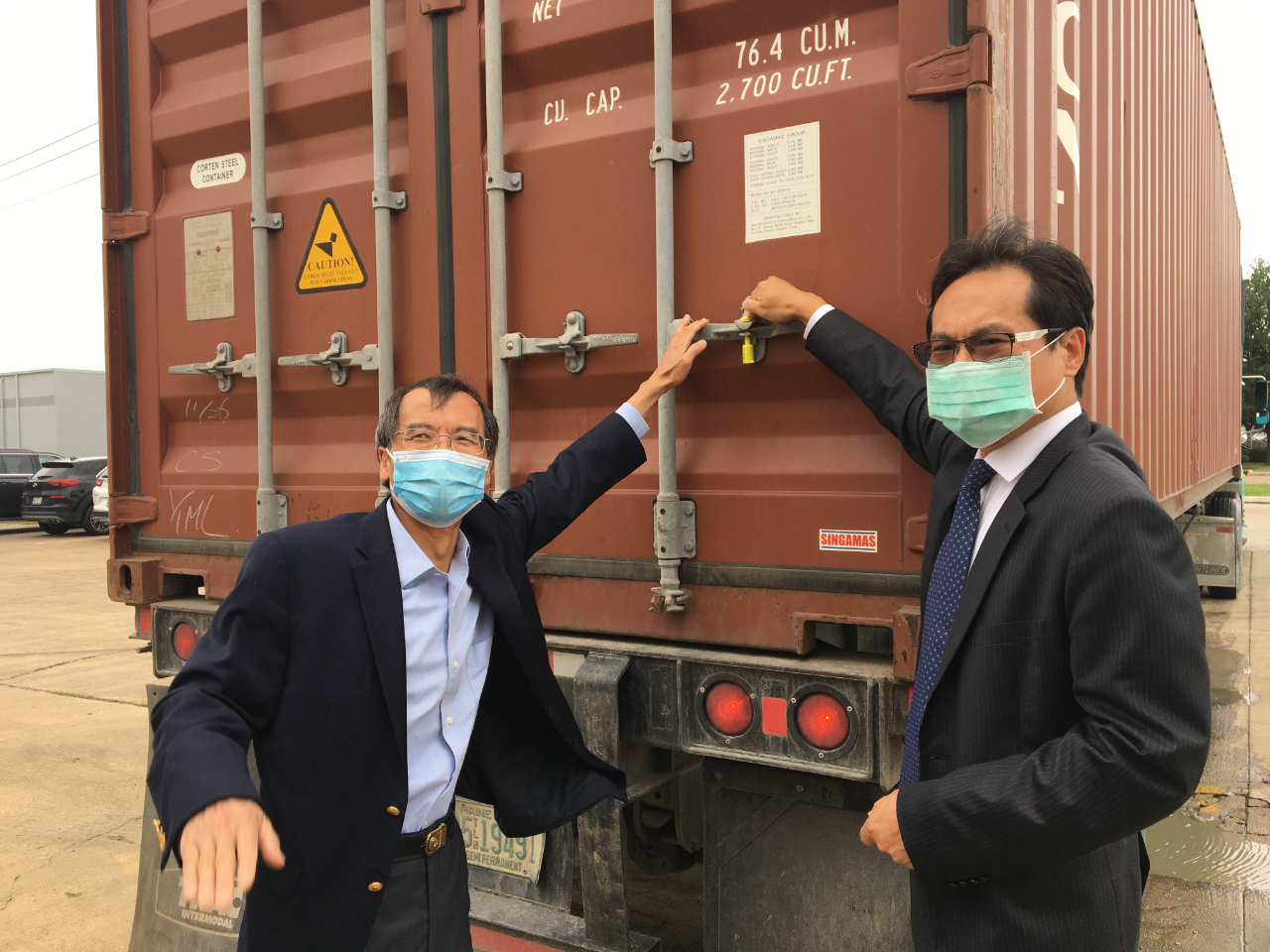 羅復文處長與陽明海運羅振雄資深副總經理合影

