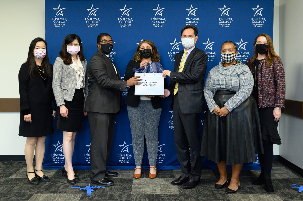 Photo of Director General Robert Lo of Taipei Economic and Cultural Office in Houston, Education Director Shuya Yang and Vice Consul Weiling Chen, Dr. Quentin Wright, President of Lone Star College Houston North, Executive Director Ashley Turner and Executive Director Nicole Robinson of Lonestar College at the Laptop Donation Event