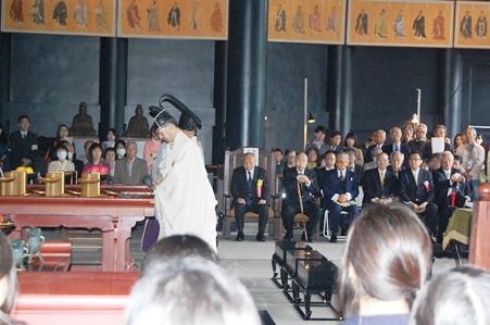 駐日本代表處郭副代表仲熙(照片中央正殿柱前)出席神田神社祭司主持之「孔子祭」祭典儀式。