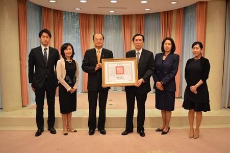 駐日本代表處代表沈斯淳（左３）與郭純先生（右３）和其家人合影