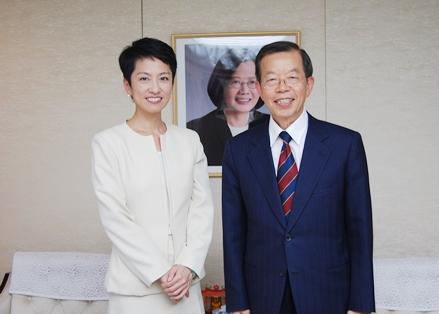駐日本代表處謝長廷代表(右)於6月14日接見日本民進黨代表代行蓮舫參議員。