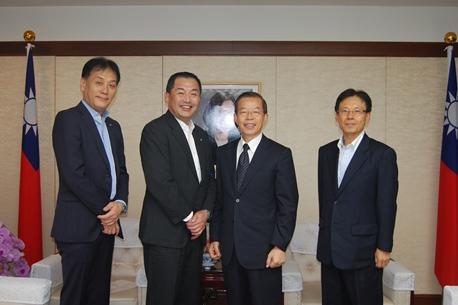 駐日代表謝長廷（照片右２）、日本航空會長大西賢（左２）