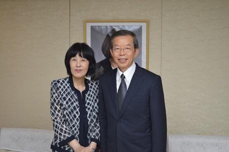 駐日代表謝長廷(右)與北海道知事高橋晴美(左)合影