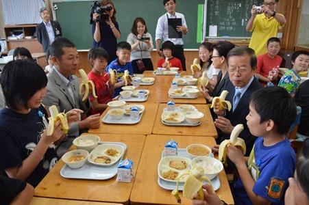 御殿場若林洋平市長(左)與駐日代表謝長廷夫婦(右)