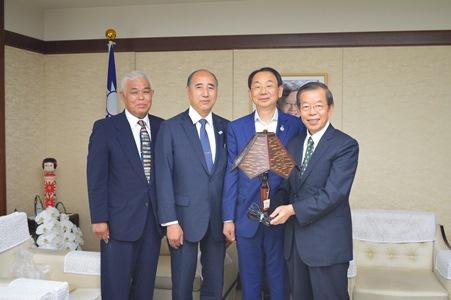 駐日代表謝長廷(右1)與秋田市穗積志市長(右2)、田澤湖角館觀光聯盟佐藤和志會長(左2)、仙北市國際交流協會田中昭一理事(左1)合影。