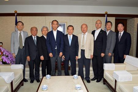 駐日代表謝長廷(左5)、東京中華學校理事長張健民(左4)及學校理・監事合影。
