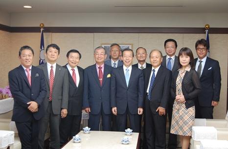 駐日代表謝長廷(前排右3)與「日本中華聯合總會」會長毛友次(前排右4)等人合影。