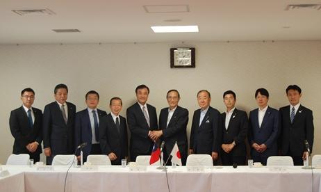 蘇嘉全立法院長〈照片左5〉、謝長廷駐日代表〈左4〉、細田博之自民黨幹事長代行〈右5〉