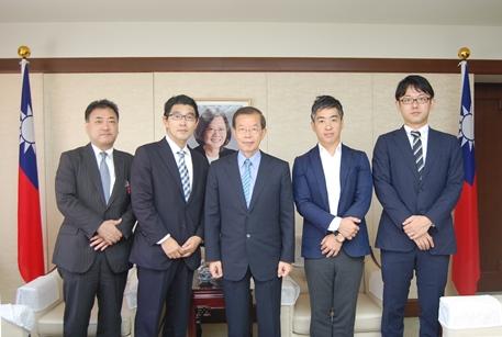 謝長廷駐日代表〈照片左3〉、遠藤一夫代表取締役社長〈同2〉
