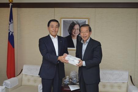 謝長廷･駐日代表〈照片右〉，渡邊博美･ふくしま台灣友好協會會長〈左〉