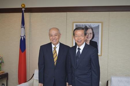 謝長廷･駐日代表〈照片右〉、川口昭彥･獨立行政法人大學改革支援･學位授予機構顧問〈左〉