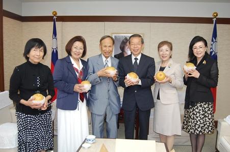 謝長廷･駐日代表〈照片右3〉與千葉縣日華親善會成員