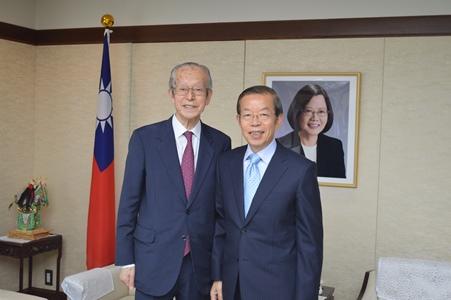 謝長廷･駐日代表〈照片右〉、尾身幸次･「STS論壇〈科學技術與人類未來的國際論壇〉」理事長〈左〉