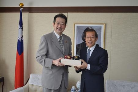 謝長廷･駐日代表〈照片右〉、野志克仁･愛媛縣松山市市長〈左〉