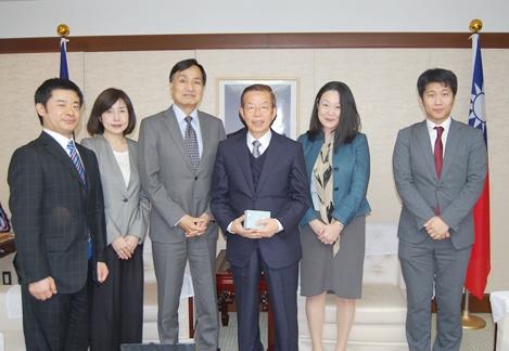 謝長廷･駐日代表〈照片右3〉、加城千波･第二東京律師公會副會長〈照片右2〉