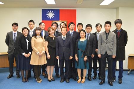 謝長廷･駐日代表〈照片前排左4〉與日本關東地區留學生