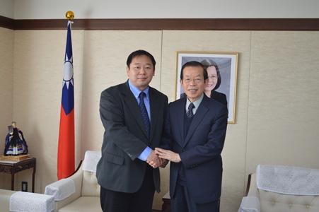 謝長廷･駐日代表〈照片右〉、大西健丞･A-PAD CEO〈左〉