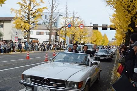 搭乘敞篷骨董車參加遊行 謝長廷･駐日代表〈照片右〉、福安徹･八王子市議會議長〈照片左〉