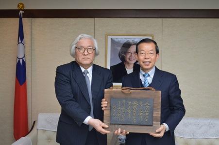 謝長廷･駐日代表〈照片右〉、高橋力･「後藤新平」紀念館館長〈左〉