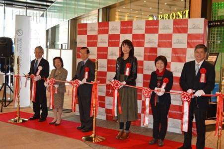 謝長廷･駐日代表〈照片左3〉、原鐵道模型博物館館長原美津子〈左2〉、高雄市立歷史博物館館長楊仙妃〈右3〉